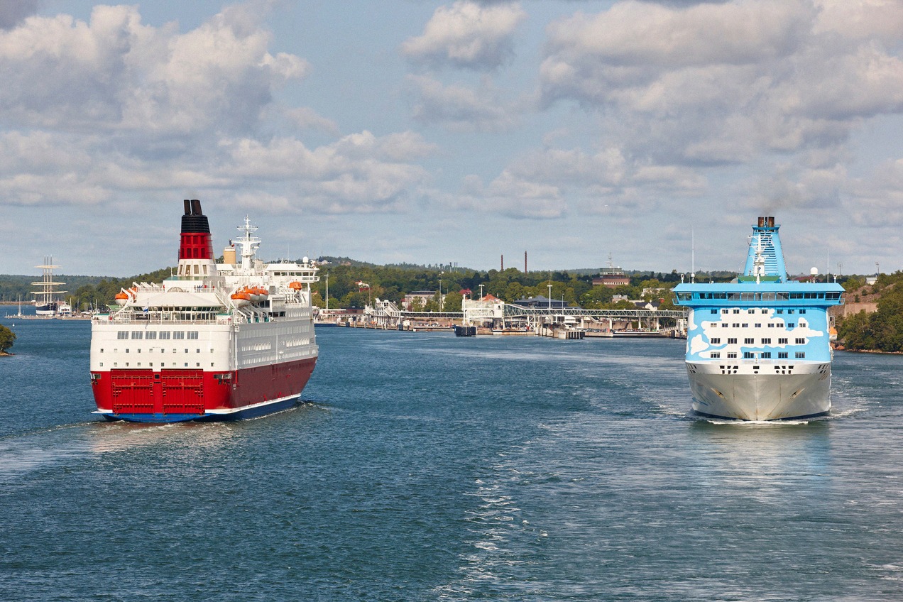 Zwei Ostseefähren begegnen sich vor Mariehamn im Åland-Archipel, durch das die Route Kapellskär - Naantali führt