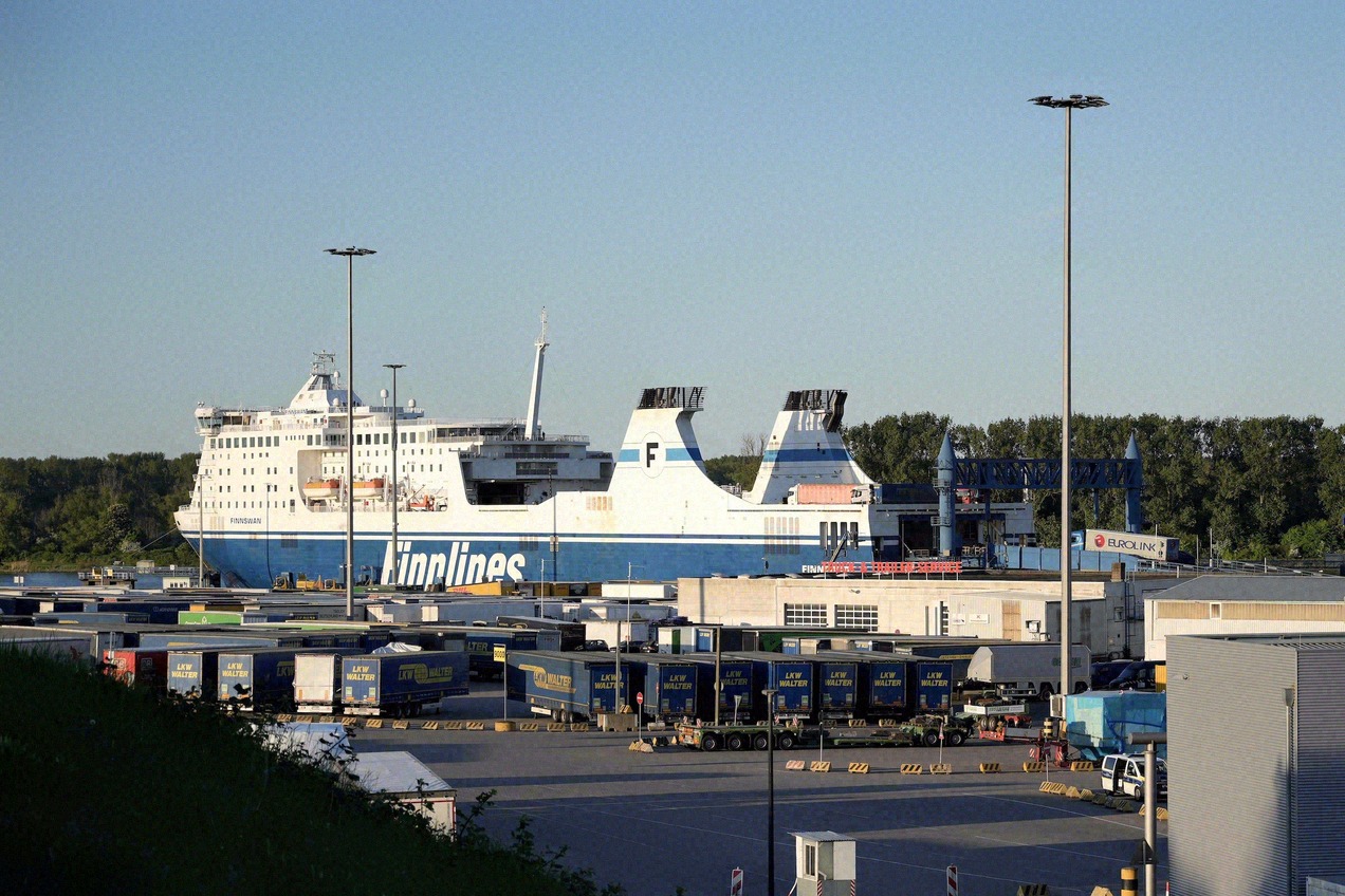 Finnlines-Fähre am Fährterminal in Travemünde