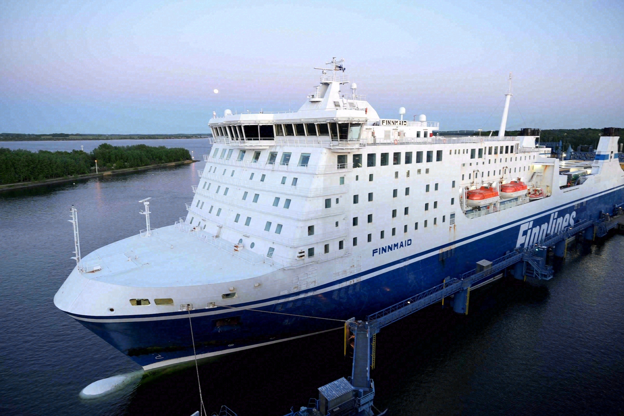 Die Finnlines-Fähre Finnmaid am Terminal in Travemünde - mit ihr und ihren Schwesterschiffen geht es rund 30 Stunden nach Helsinki.