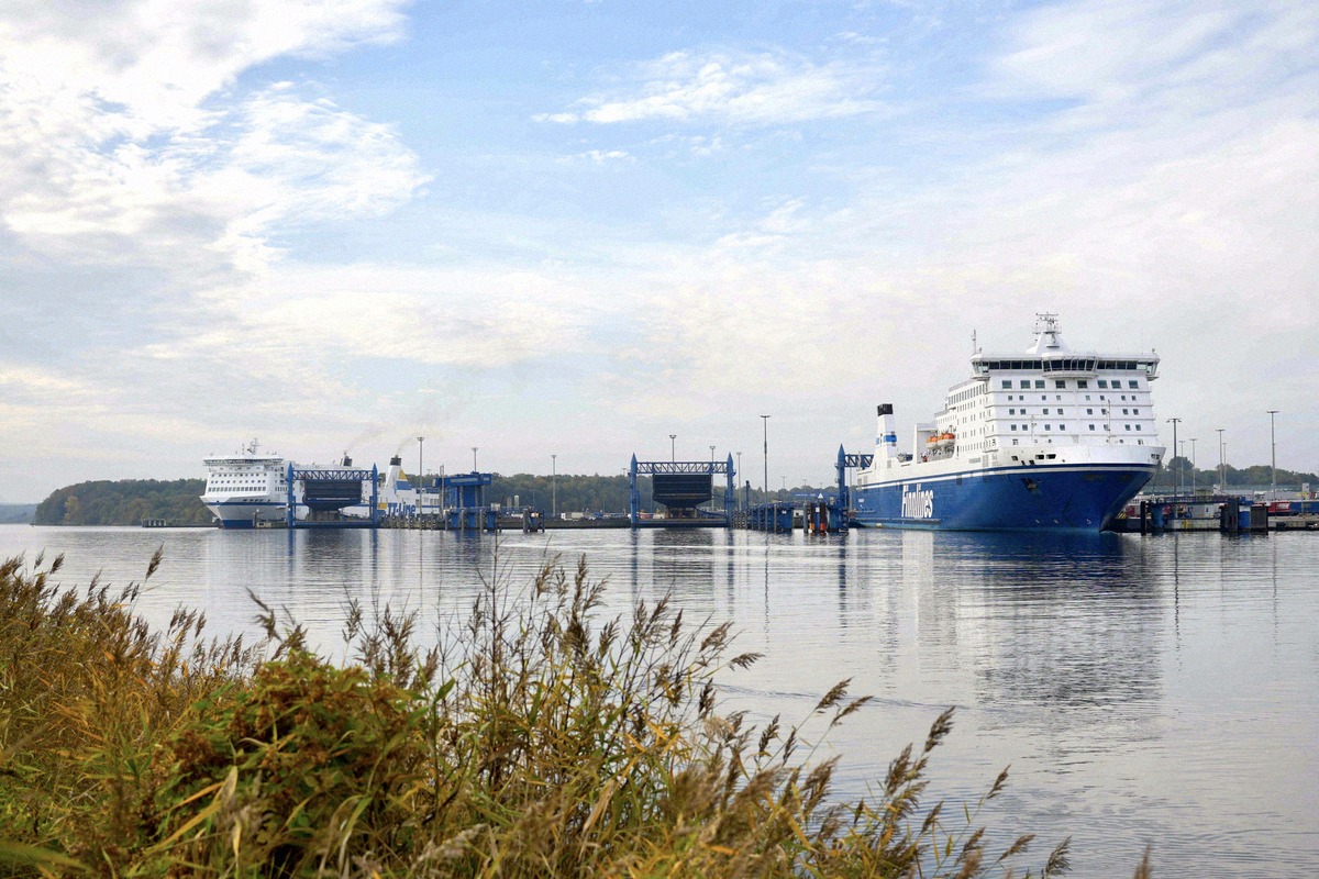 Fährhafen Travemünde mit Finnlines-Fähre am Anleger