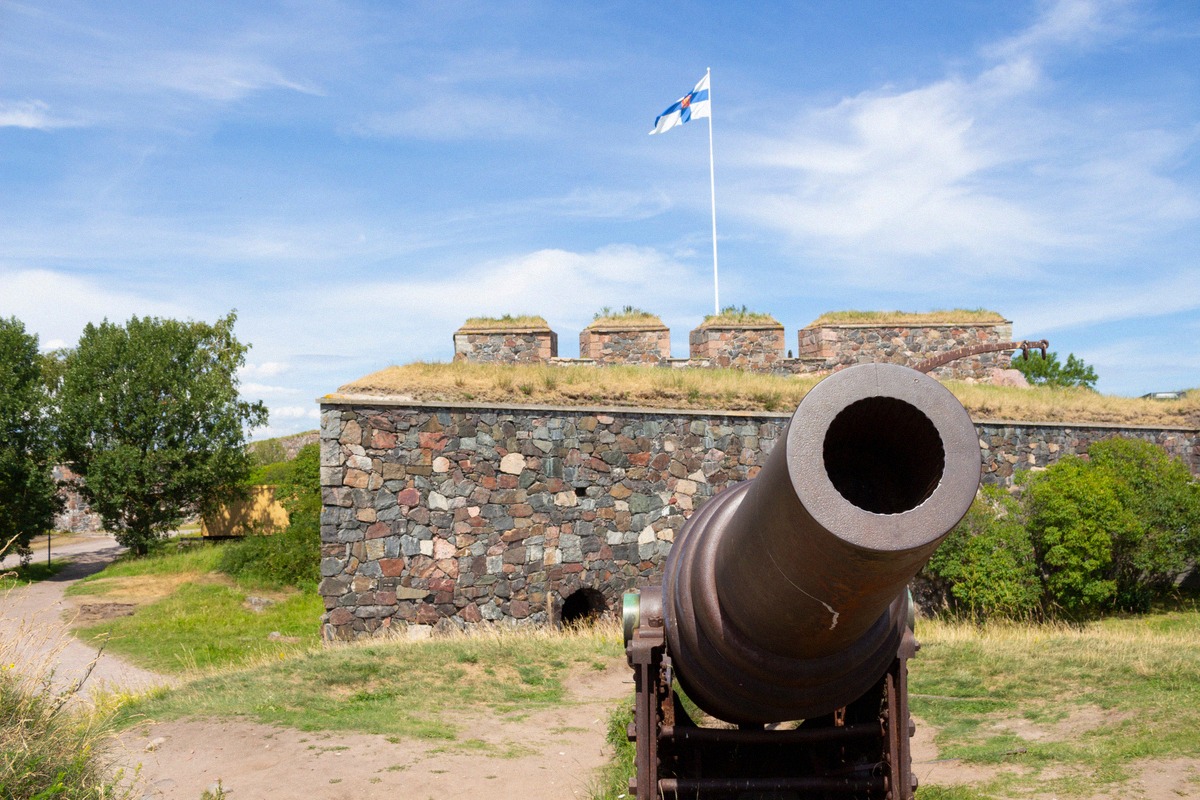 Die Festungsinsel Suomenlinna vor Helsinki. Kanone vor der Festungsmauer auf Suomenlinna