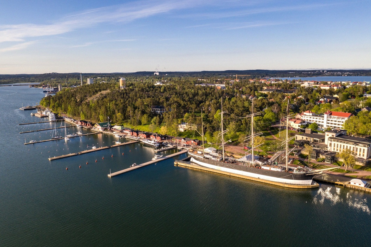 Luftaufnahme von Mariehamn auf Åland mit Hafen und Segelschiff