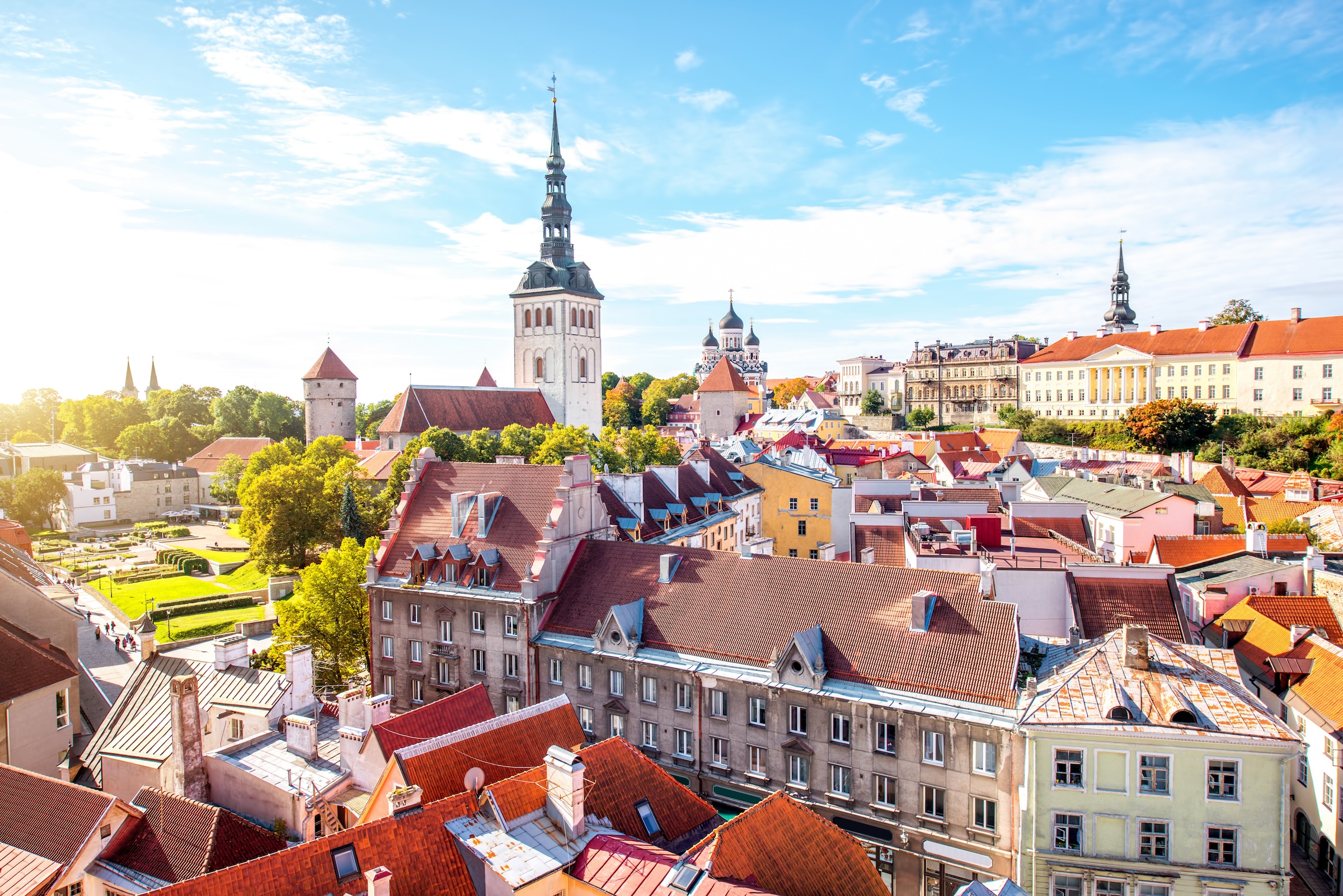 Blick über die Dächer von Tallinns Altstadt mit der Nikolaikirche - der Alte Stadthafen liegt nur wenige Gehminuten entfernt.