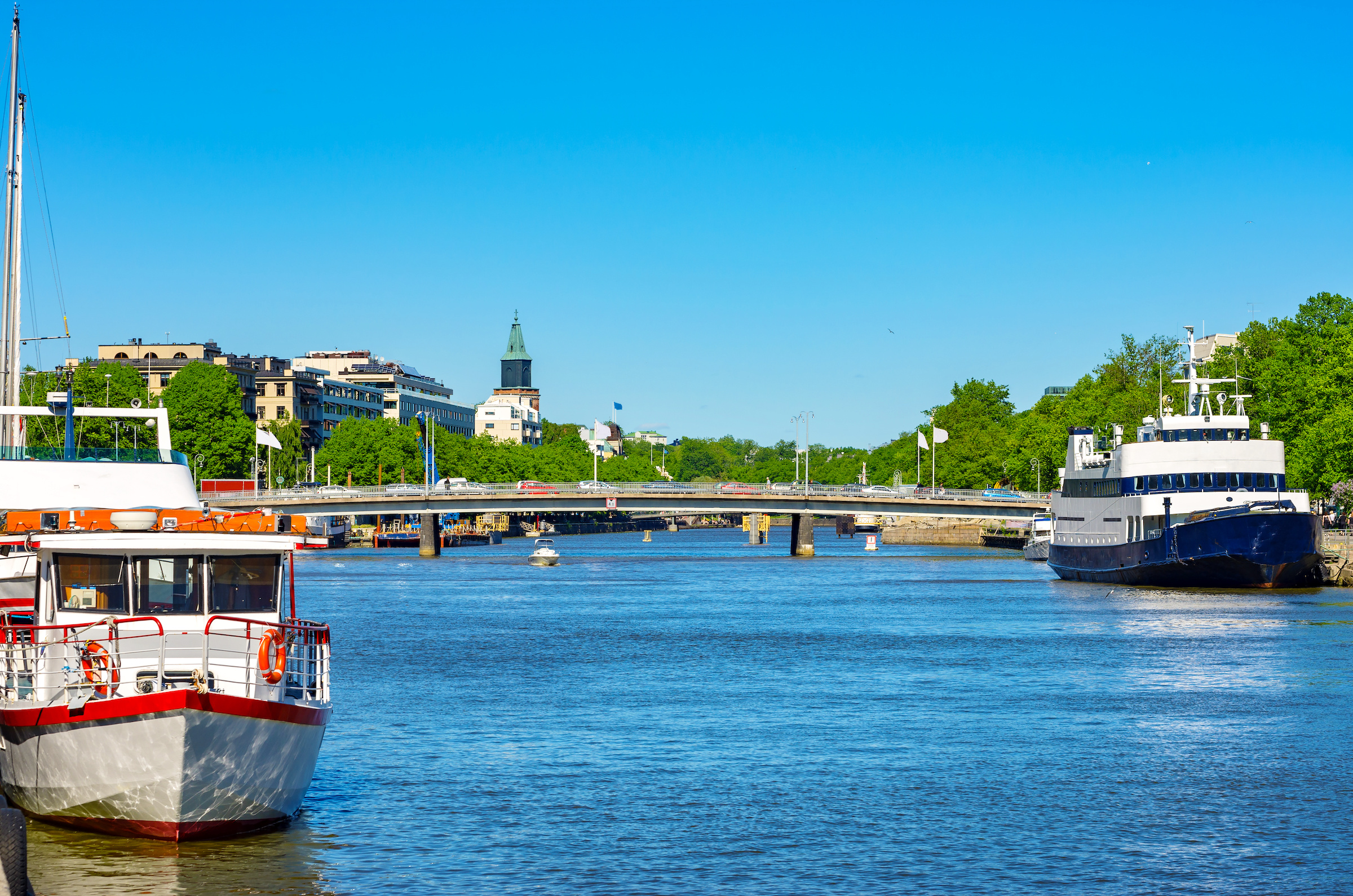Der Aura-Fluss in Turku mit Blick auf die Altstadt - nur wenige Gehminuten vom Fährterminal entfernt.